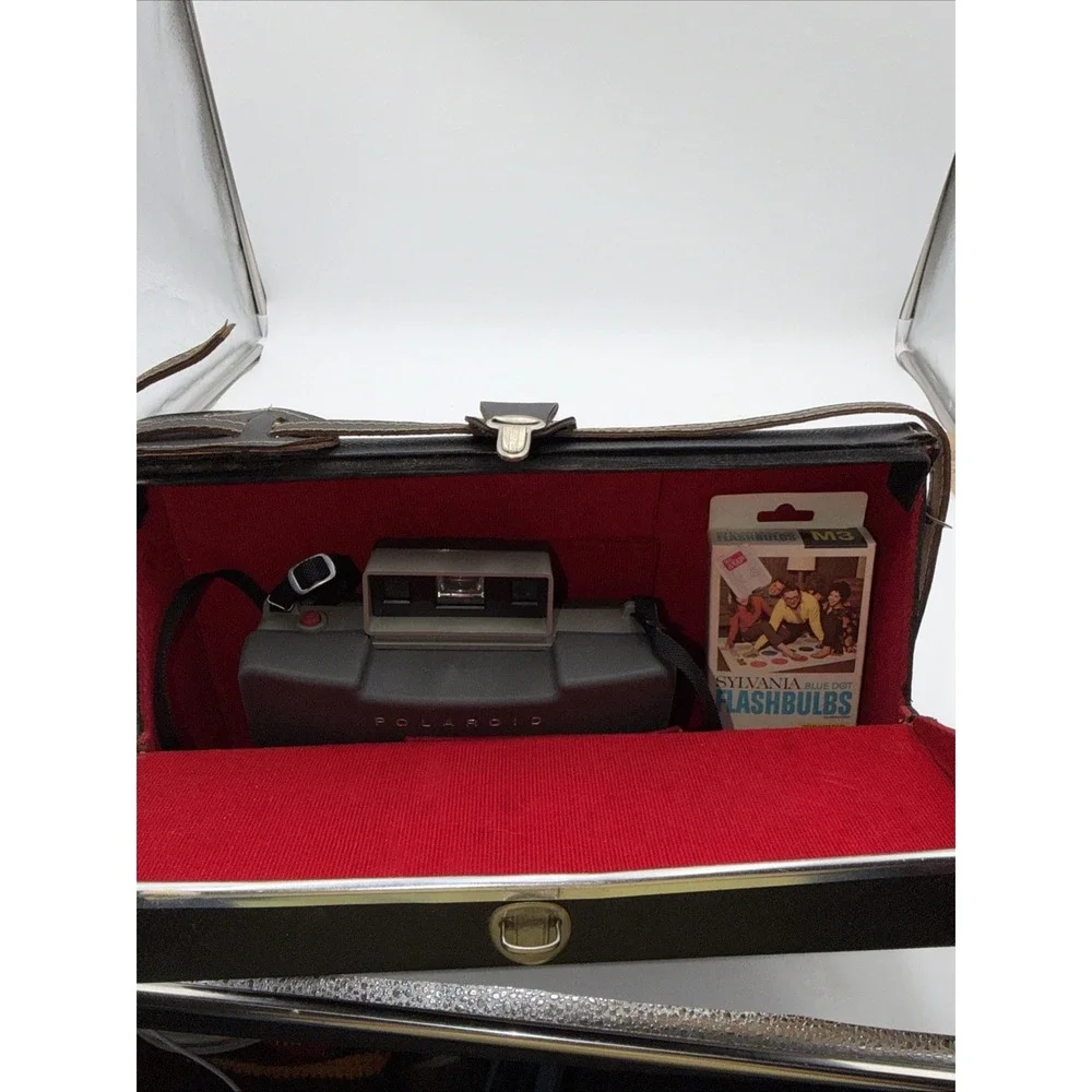 VINTAGE POLAROID LAND CAMERA AUTOMATIC 330 IN CASE